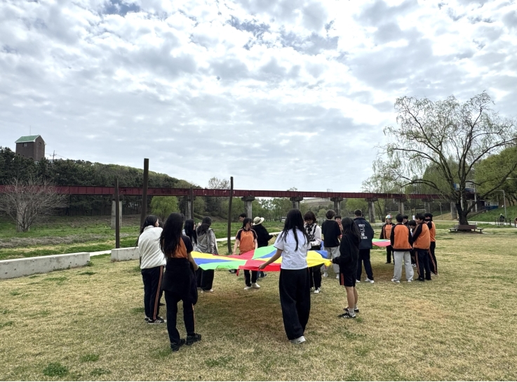 연수구는 다음 달 26일까지 총 10회에 걸쳐 관내 유치원생과 초중학생 217명을 대상으로 도심 속 생태하천을 직접 체험하는 2026년 승기천 생태문화 탐방교실을 운영한다